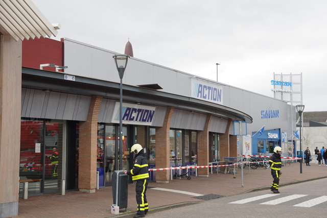 Brandweer haalt losse dakplaten van dak Action Waalwijk