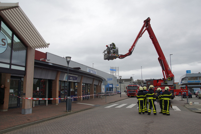 Brandweer haalt losse dakplaten van dak Action Waalwijk