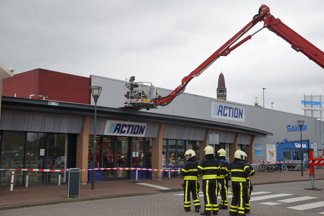 Brandweer haalt losse dakplaten van dak Action Waalwijk