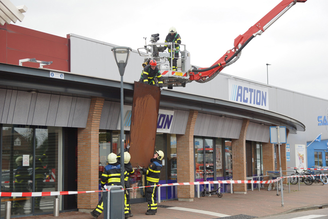 Brandweer haalt losse dakplaten van dak Action Waalwijk