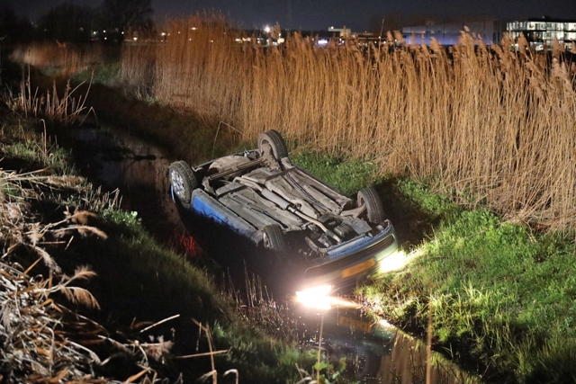 Auto belandt op z’n kop in de sloot langs A59 bij Waalwijk