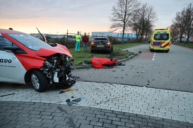 Twee auto’s botsen op kruising Industrieweg Waalwijk