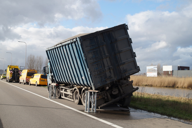Vrachtwagen zakt door eigen as op A59 bij Waalwijk