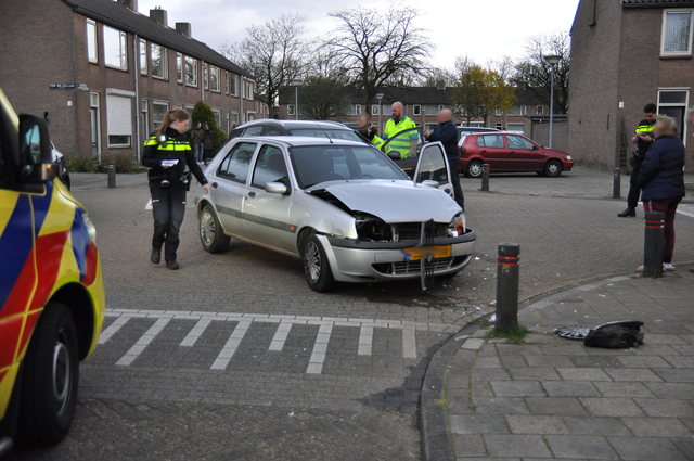 Aanrijding op kruising aan de Prof. Nolenslaan Waalwijk