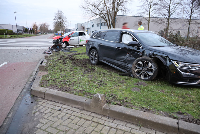 Twee auto’s botsen op kruising Industrieweg Waalwijk