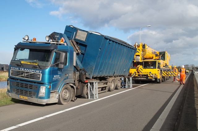 Vrachtwagen zakt door eigen as op A59 bij Waalwijk