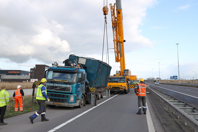 Vrachtwagen zakt door eigen as op A59 bij Waalwijk