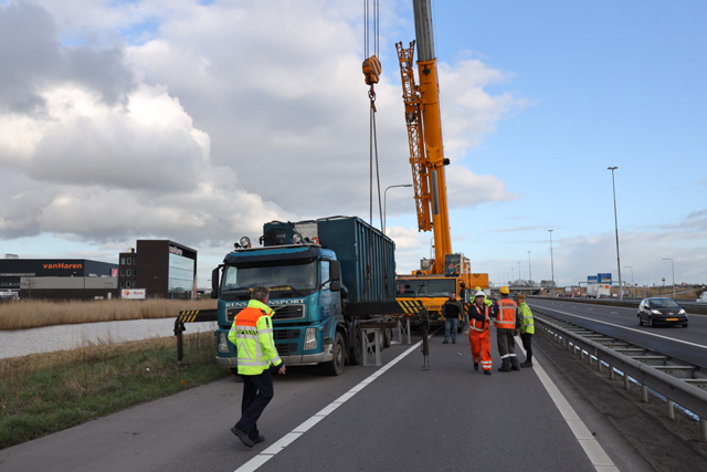Vrachtwagen zakt door eigen as op A59 bij Waalwijk