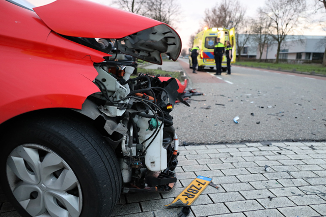 Twee auto’s botsen op kruising Industrieweg Waalwijk
