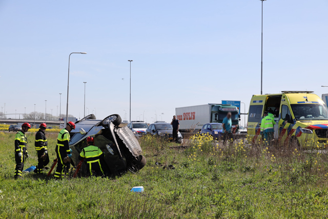 Auto belandt op zijkant in berm op A59 bij Waalwijk, bestuurster gewond