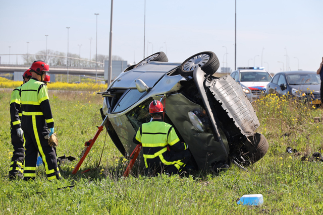 Auto belandt op zijkant in berm op A59 bij Waalwijk, bestuurster gewond