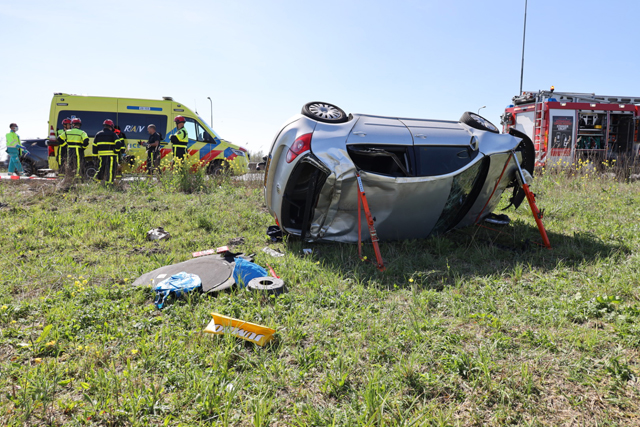 Auto belandt op zijkant in berm op A59 bij Waalwijk, bestuurster gewond