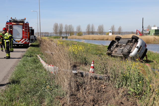 Auto belandt op zijkant in berm op A59 bij Waalwijk, bestuurster gewond