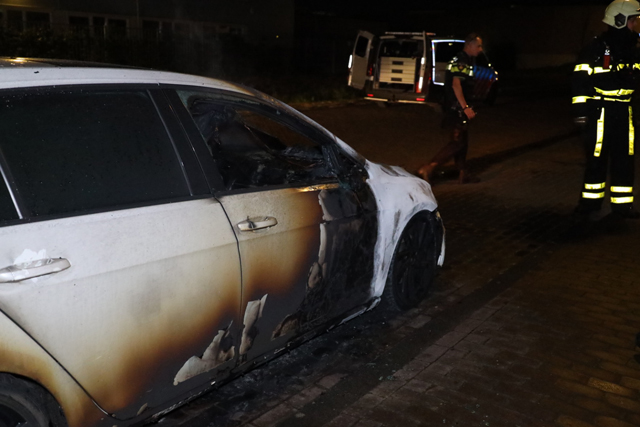 Auto in brand gestoken aan de Koetshuislaan in Waalwijk