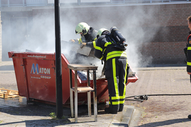 Container met afval in brand aan de Tom Mandersstraat Waalwijk