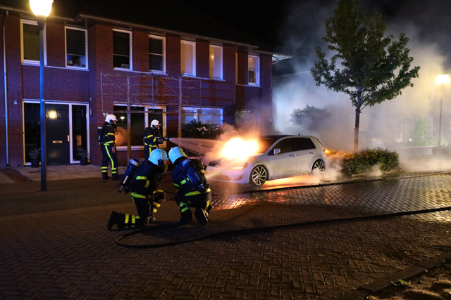 Auto in brand gestoken aan de Koetshuislaan in Waalwijk