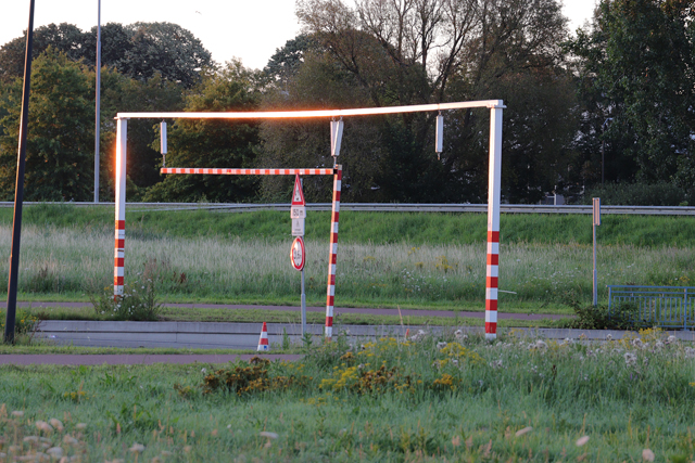 Weer ramt vrachtwagenchauffeur waarschuwingsbalk bij viaduct Waalwijk