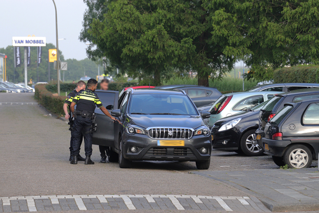 UPDATE: Vijf aanhoudingen in Waalwijk, auto's en scooters in beslag genomen