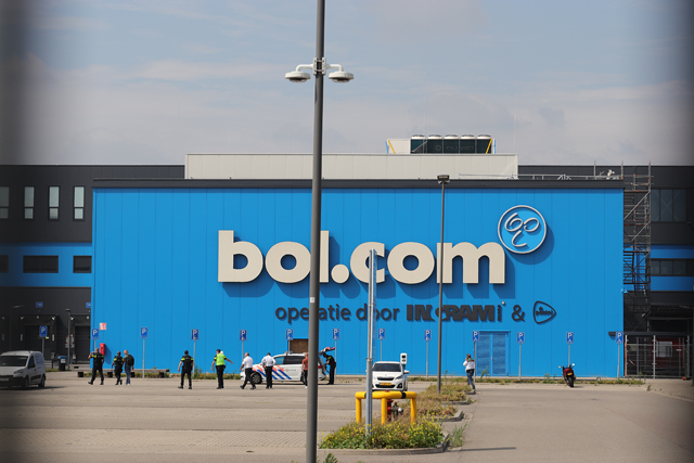 Gewapende overval door meerdere daders op distributiecentrum Bol.com in Waalwijk