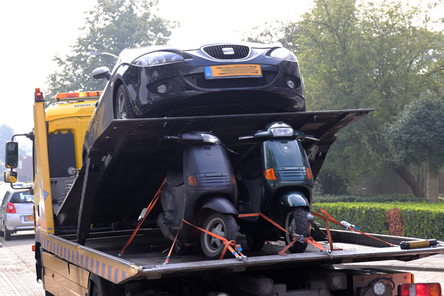 UPDATE: Vijf aanhoudingen in Waalwijk, auto's en scooters in beslag genomen