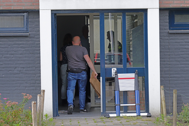 UPDATE: Vijf aanhoudingen in Waalwijk, auto's en scooters in beslag genomen