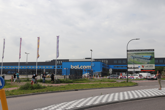 Gewapende overval door meerdere daders op distributiecentrum Bol.com in Waalwijk