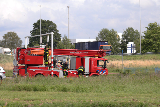 Vrachtwagenchauffeur ramt waarschuwingsbalk voor beruchte viaduct in Waalwijk