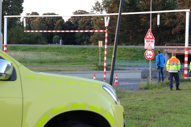Weer ramt vrachtwagenchauffeur waarschuwingsbalk bij viaduct Waalwijk