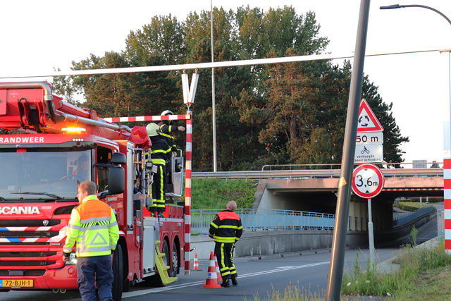 Weer ramt vrachtwagenchauffeur waarschuwingsbalk bij viaduct Waalwijk