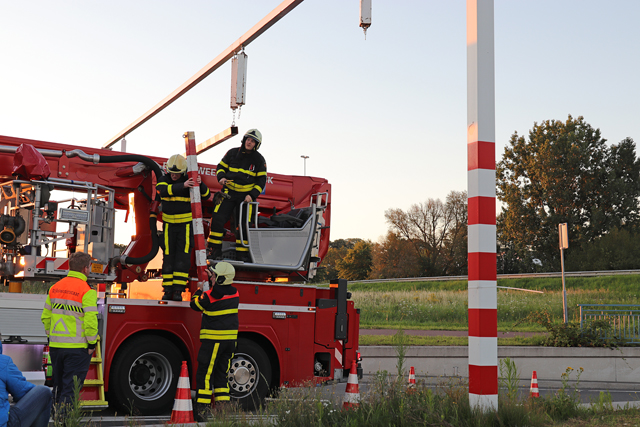 Weer ramt vrachtwagenchauffeur waarschuwingsbalk bij viaduct Waalwijk