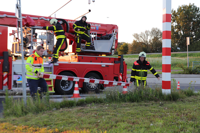 Weer ramt vrachtwagenchauffeur waarschuwingsbalk bij viaduct Waalwijk