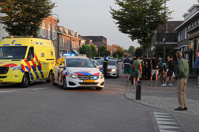 Vrouw botst met snorscooter tegen boom aan Sint Antoniusstraat Waalwijk