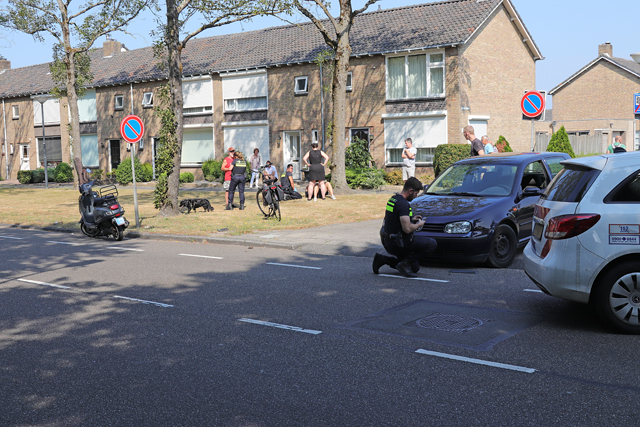 Botsing tussen auto en scooter aan de Groenewoudlaan Waalwijk
