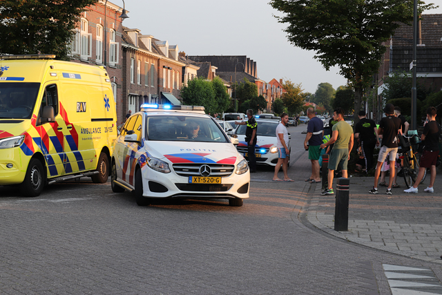 Vrouw botst met snorscooter tegen boom aan Sint Antoniusstraat Waalwijk