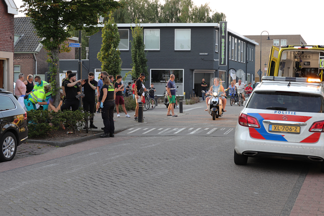 Vrouw botst met snorscooter tegen boom aan Sint Antoniusstraat Waalwijk