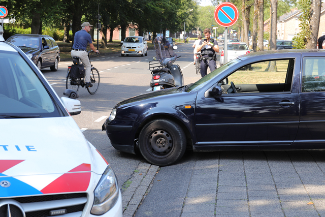 Botsing tussen auto en scooter aan de Groenewoudlaan Waalwijk