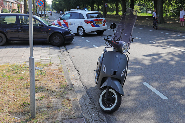 Botsing tussen auto en scooter aan de Groenewoudlaan Waalwijk