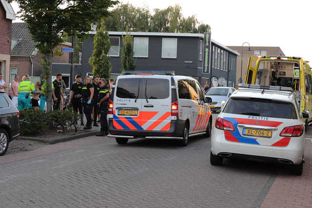 Vrouw botst met snorscooter tegen boom aan Sint Antoniusstraat Waalwijk