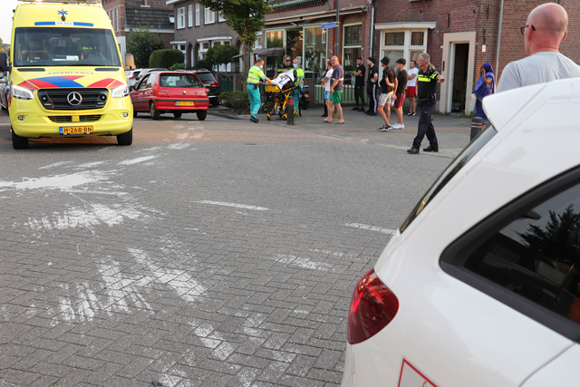Vrouw botst met snorscooter tegen boom aan Sint Antoniusstraat Waalwijk