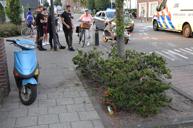 Vrouw botst met snorscooter tegen boom aan Sint Antoniusstraat Waalwijk