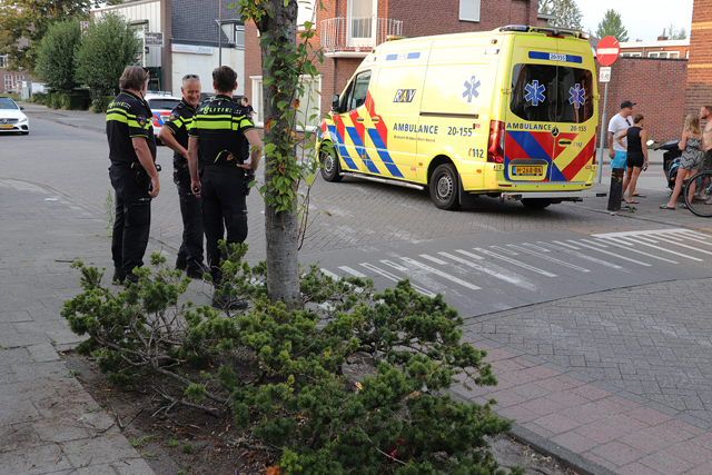 Vrouw botst met snorscooter tegen boom aan Sint Antoniusstraat Waalwijk