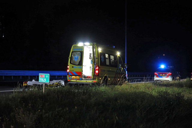 Update: Vader en dochter rijden de sloot in met auto aan de A59 (Maasroute) Waalwijk