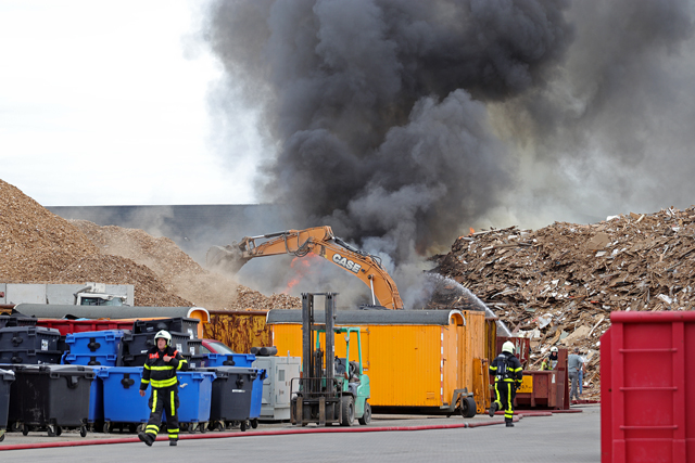 Grote brand in houtshredder aan de Van Hilststraat Waalwijk