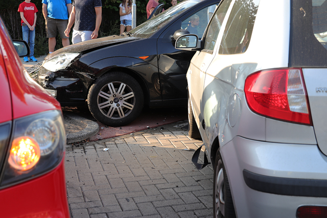 Drie auto’s botsen op elkaar op kruising Grotestraat Waalwijk