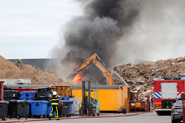 Grote brand in houtshredder aan de Van Hilststraat Waalwijk