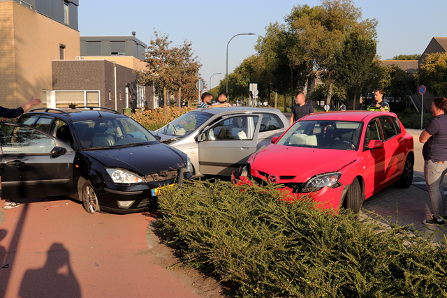 Drie auto’s botsen op elkaar op kruising Grotestraat Waalwijk