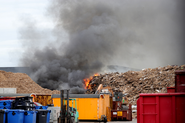 Grote brand in houtshredder aan de Van Hilststraat Waalwijk
