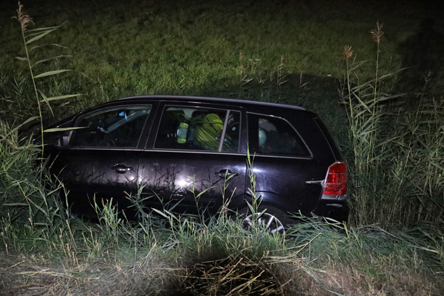 Update: Vader en dochter rijden de sloot in met auto aan de A59 (Maasroute) Waalwijk
