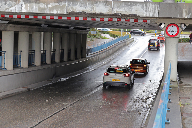Tractor met aanhanger ramt viaduct en gaat er vandoor aan de Hertog Janstraat Waalwijk