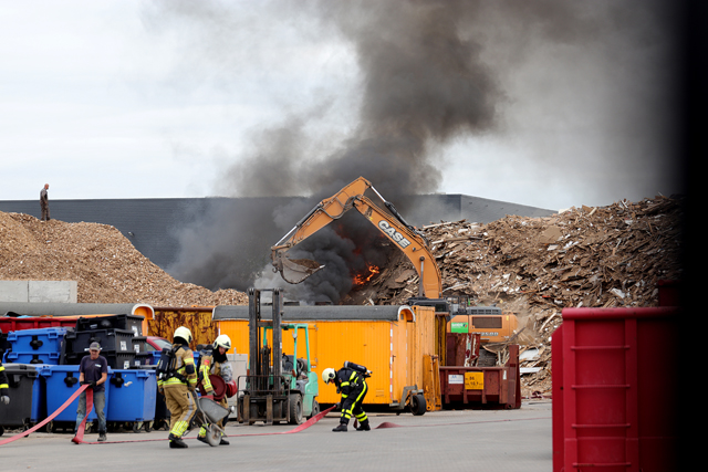 Grote brand in houtshredder aan de Van Hilststraat Waalwijk